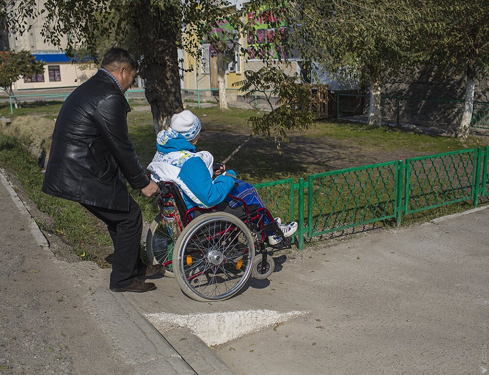 Коляски для людей с особыми потребностями будут менять чаще, обещают в Минтруда