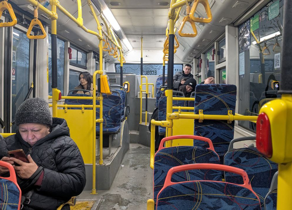 В общественном транспорте Алматы не будут вводить оплату банковскими картами из-за системы «Онай» 