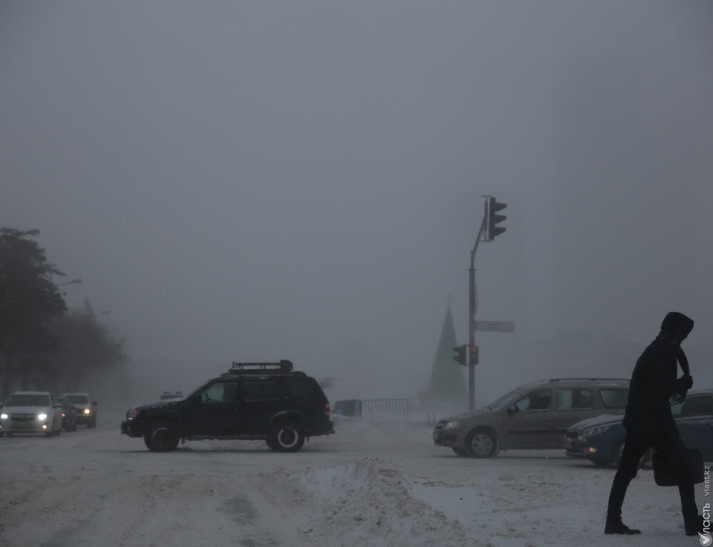 В Астане из-за снегопада остановлена работа пригородных автобусов 