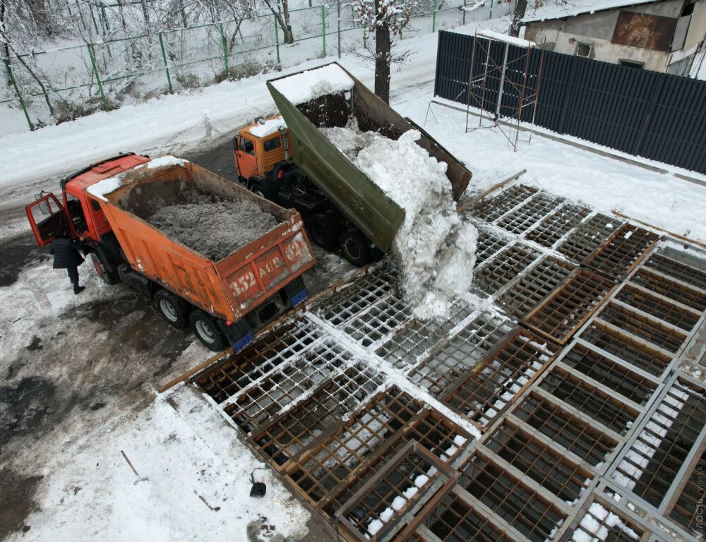 В Алматы открылся первый снегоплавильный пункт 